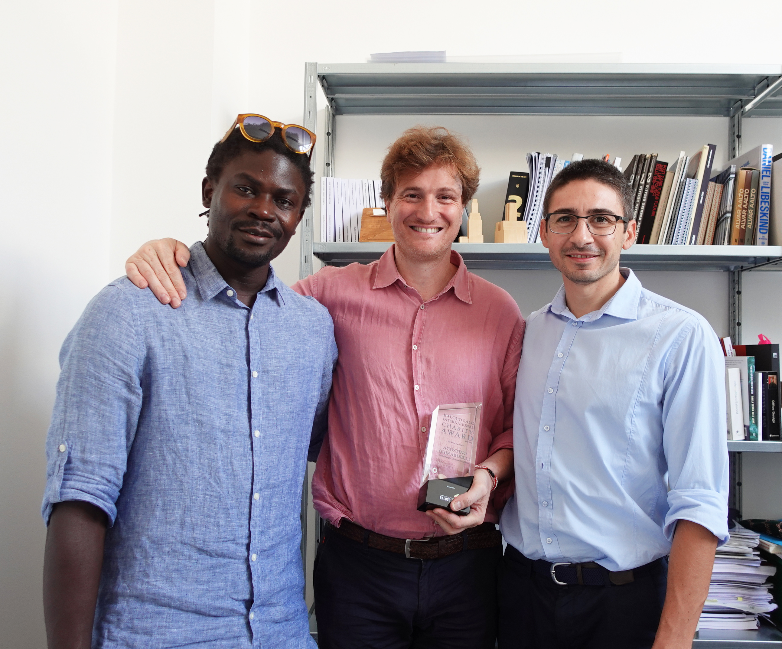 Consegna del premio solidarietà balouo salo ad Agostino Ghirardelli di SBGA, consegna da Raoul Vecchio e Jali Diabate